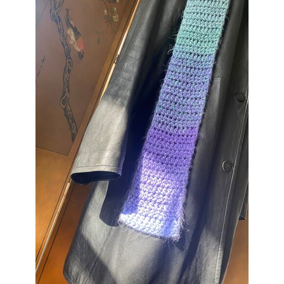 Thin crochet scarf with ombré effect in blue and lavender - Picture 5 of 6